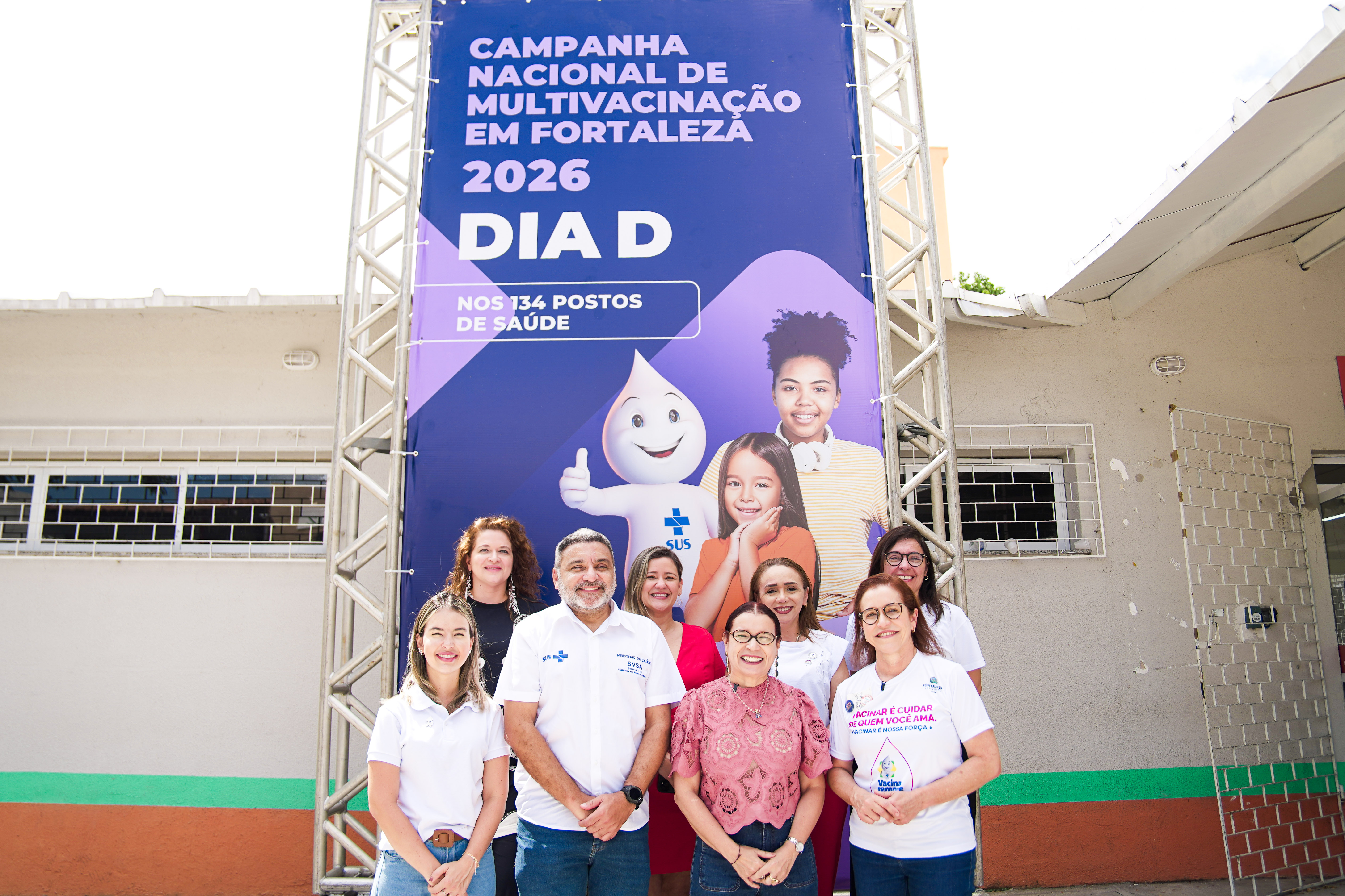 A foto mostra a secretária da Saúde de Fortaleza, Riane Azevedo, a secretária da Saúde do Ceará, Tânia Mara Coelho, e representantes do Ministério da Saúde. Eles estão na frete do Posto Floresta